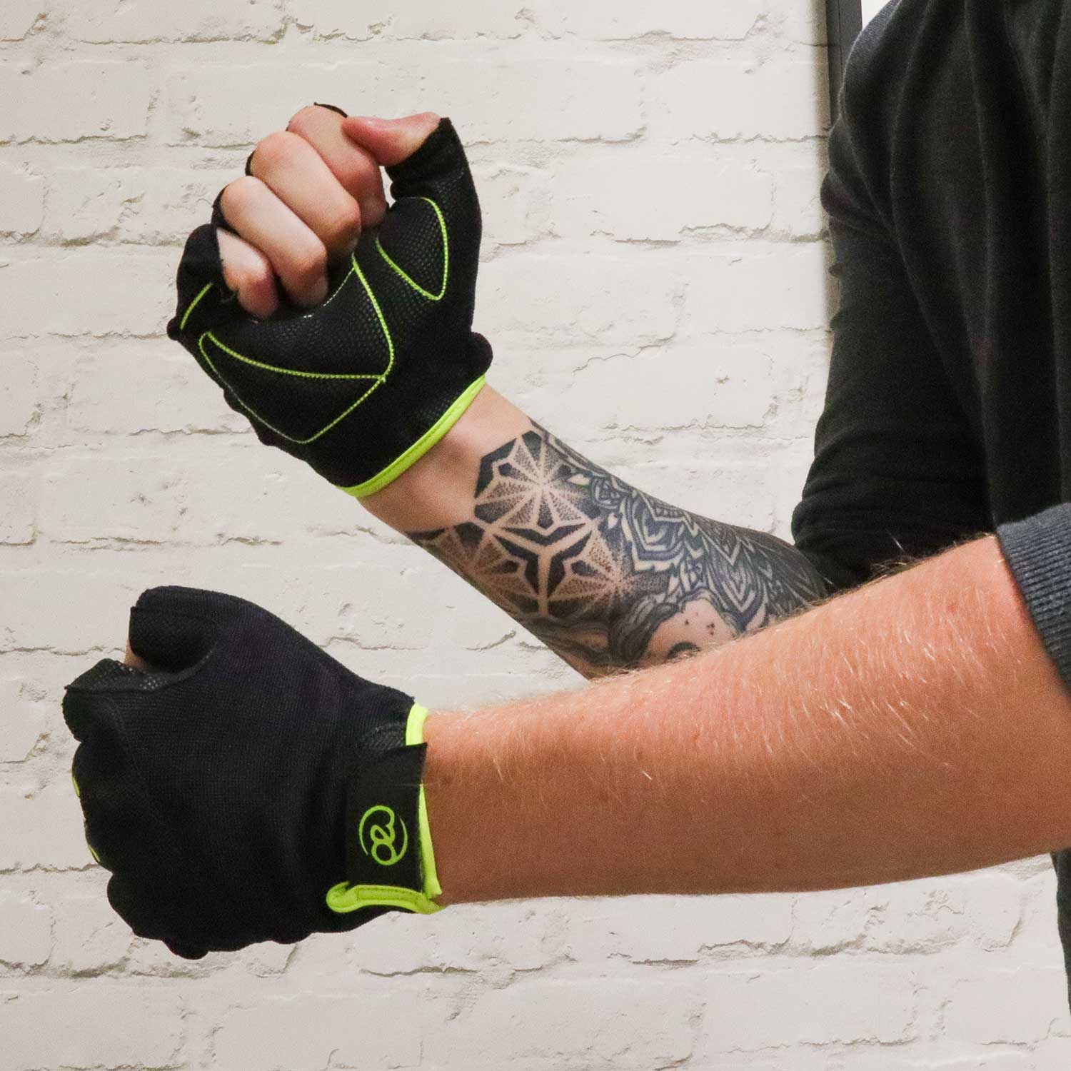Fitness Mad Mens Fitness Gloves w model